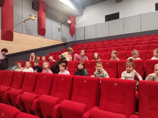 dzieci siedza w teatrze