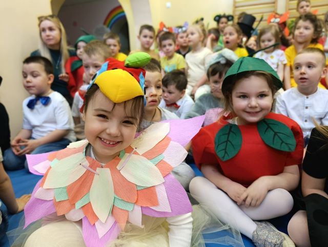 dziewczynka usmiecha sie