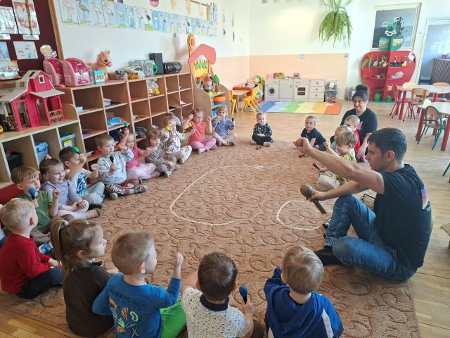 dzieci grają na grzechotkach