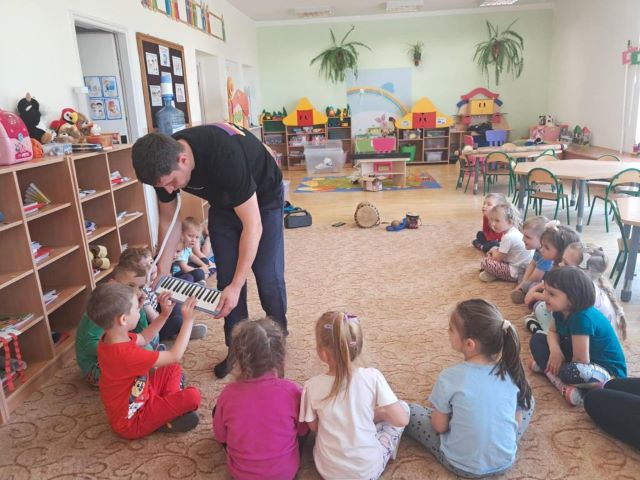 bratki graja na organach