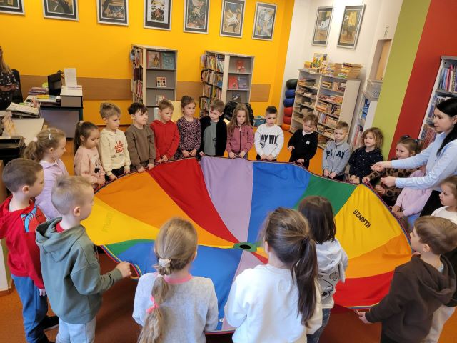 bratki z chusta w bibliotece