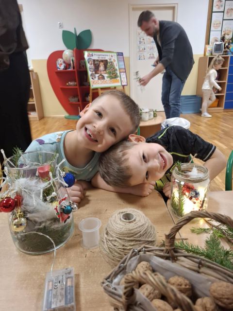 chlopcy robia lampiony na makach