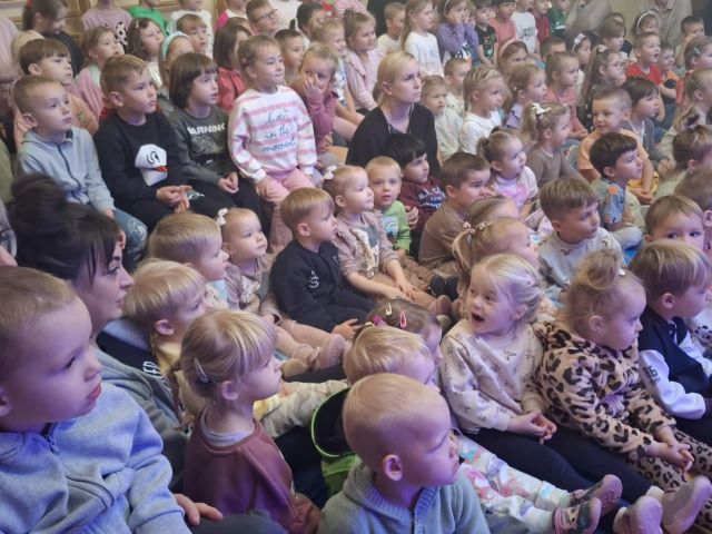 dzieci na wystepie iluzjonisty