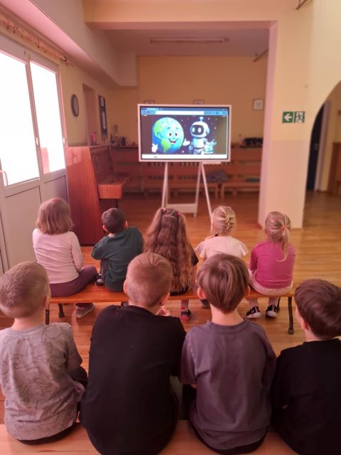 dzieci ogladaja film ai