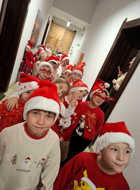 dzieci w urzedzie miasta