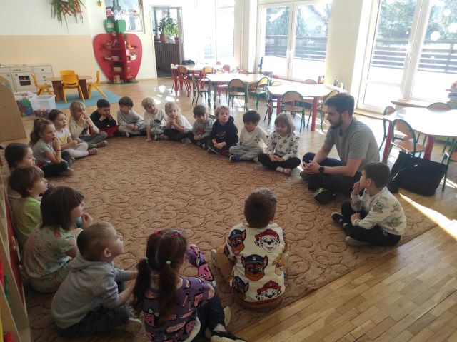 dzieci z panem Kuba informatykiem