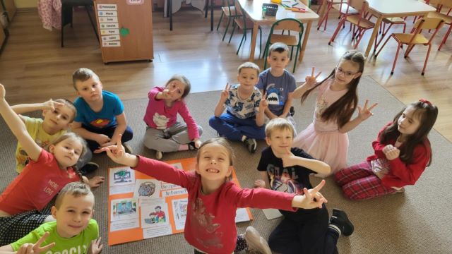 koniczynki i plakat bezpieczny internet