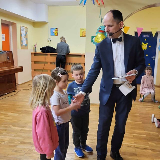 dzieci sluchaja pana pozytywki