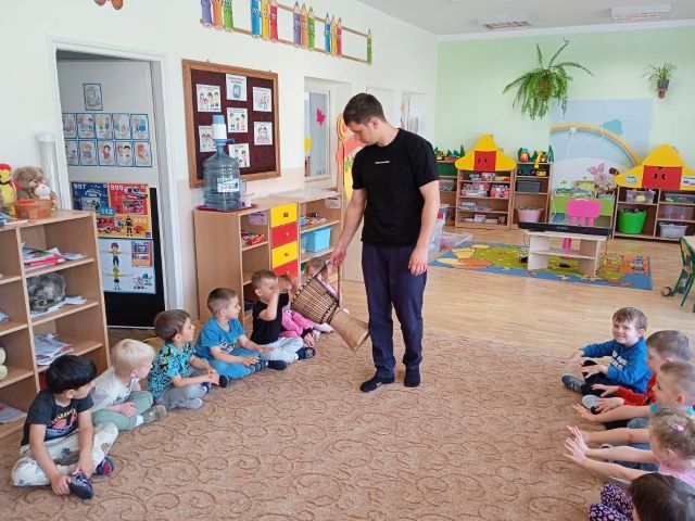 maki graja na bebnie