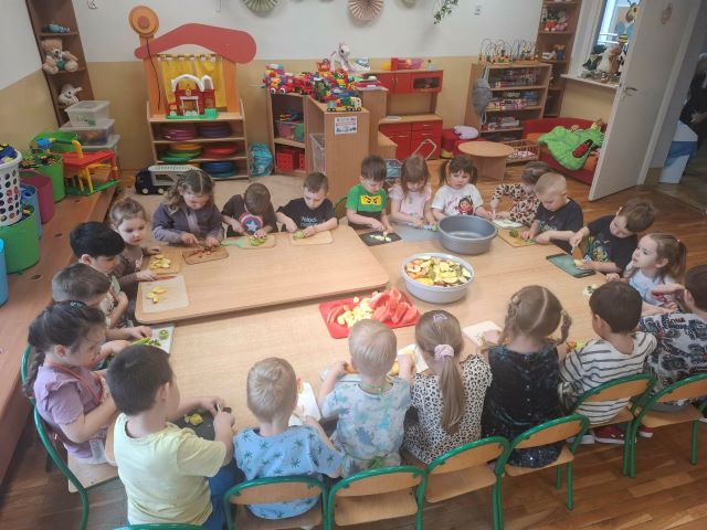 maki robia salatke owocowa dzien zdrowej przekaski