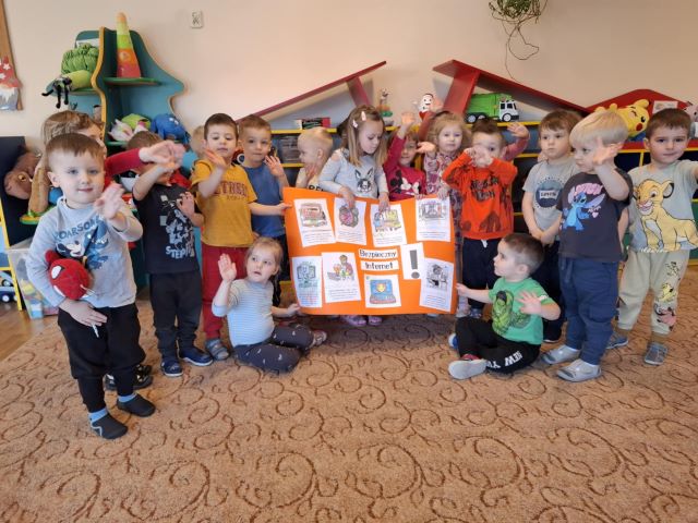 maki z plakatem o bezpiecznym internecie