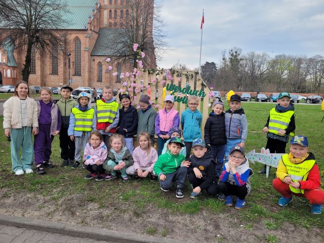 niezapominajki przed kosciolem