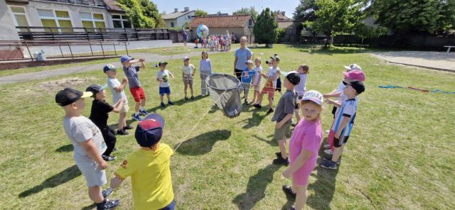 niezapominajki rzucaja pilke spartakiada