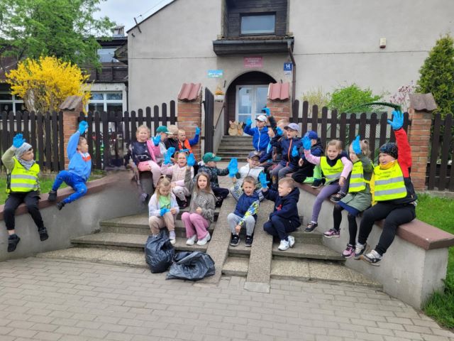 niezapominajki sprzataja na dzien ziemi