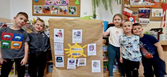 niezapominajki z plakatem bezpieczny internet