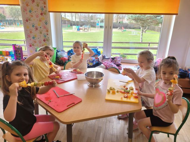 owocowe szaszlyki na bratkach