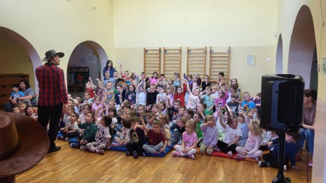 przedszkolaki z panem pozytywka