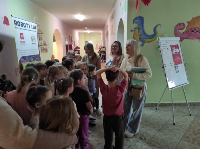 sloneczniki rozmawiaja z paniami ze stowarzyszenia