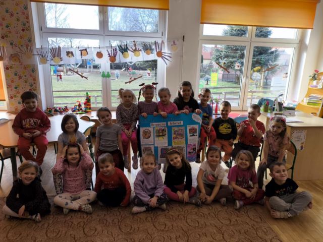 tulipanki z plakatem bepieczny internet