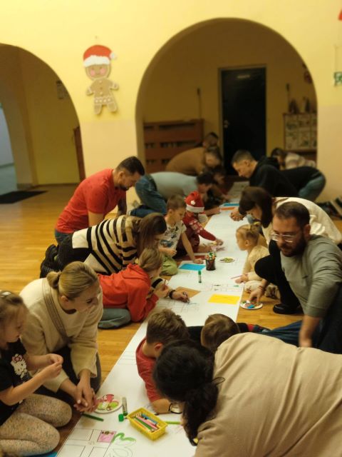 tulipanki z rodzicami koloruja prezenty