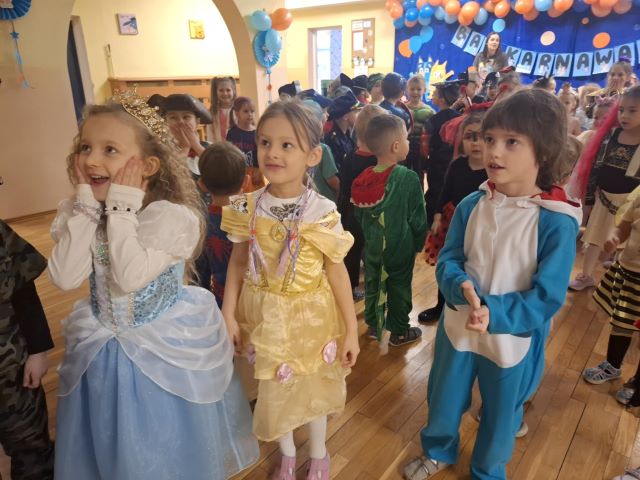 zabawy maluchow na malu